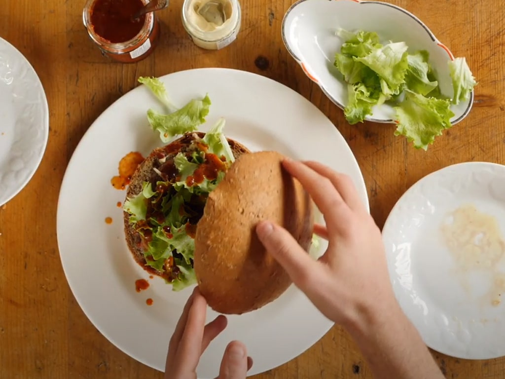 Hamburger with Tomato and Summer Truffle