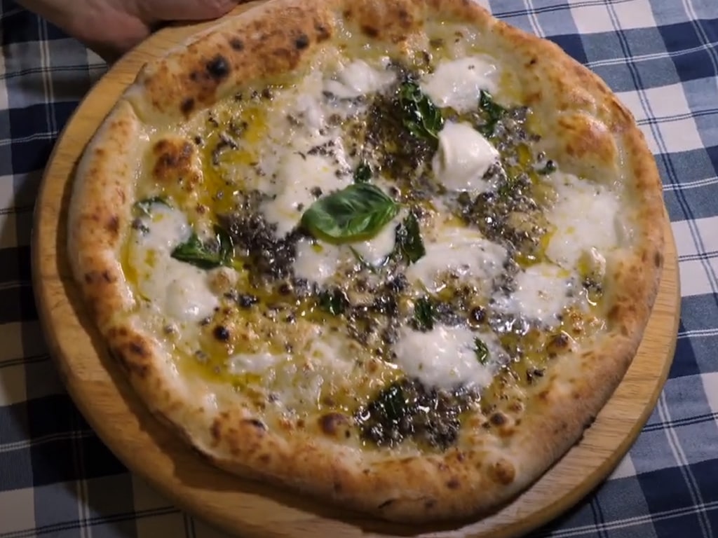 Pizza Gorgonzola with Summer Truflle