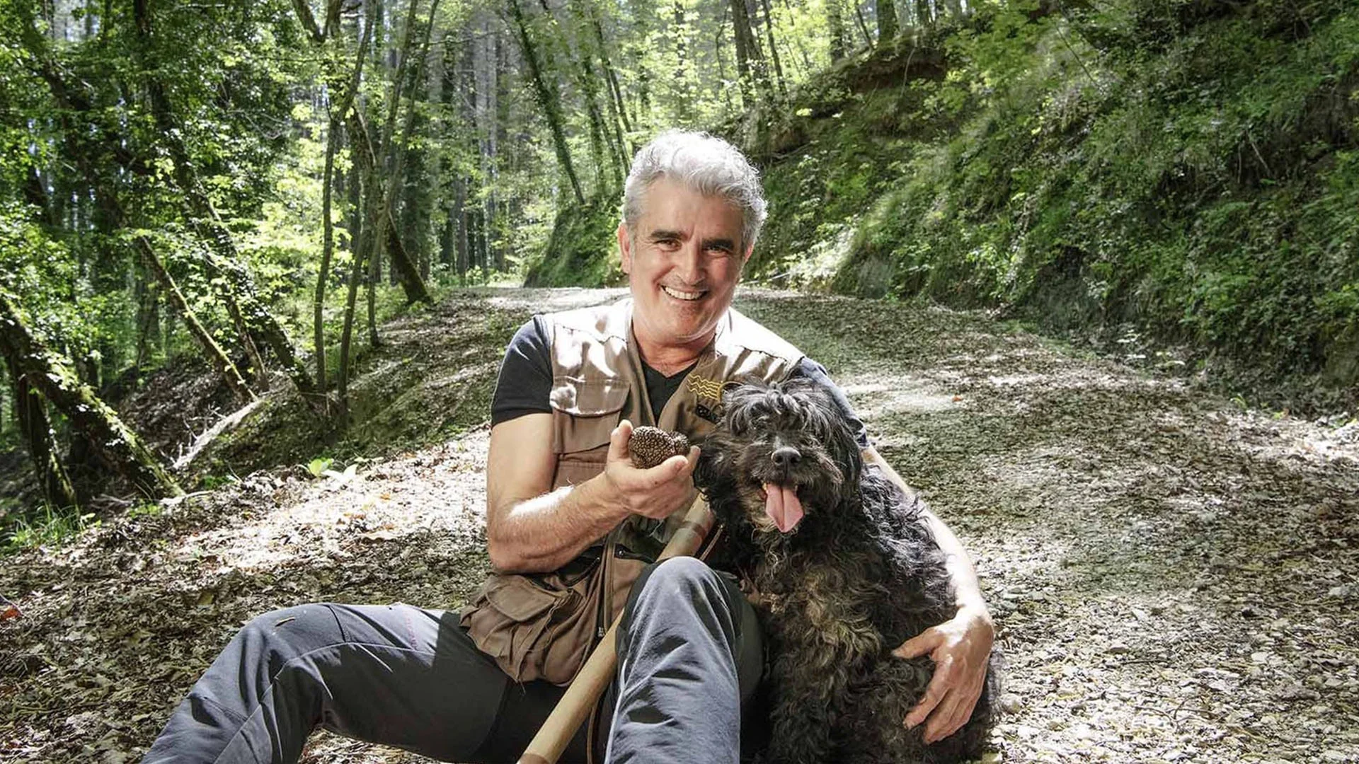 Un momento di complicità e gioia: Giuliano Martinelli e il suo cane dopo una cerca, un legame basato sul rispetto e l'amore per gli animali.
